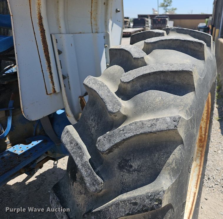 image for item LE9768 1988 Ford 6610  tractor