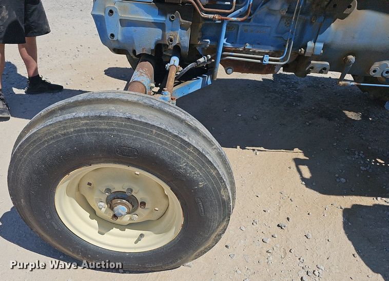 image for item LE9768 1988 Ford 6610  tractor