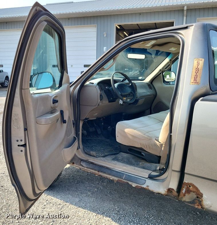 image for item LS9737 2001 Ford F150 XL  pickup truck