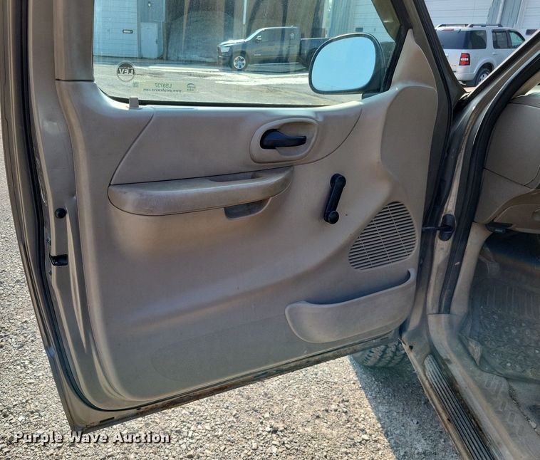 image for item LS9737 2001 Ford F150 XL  pickup truck