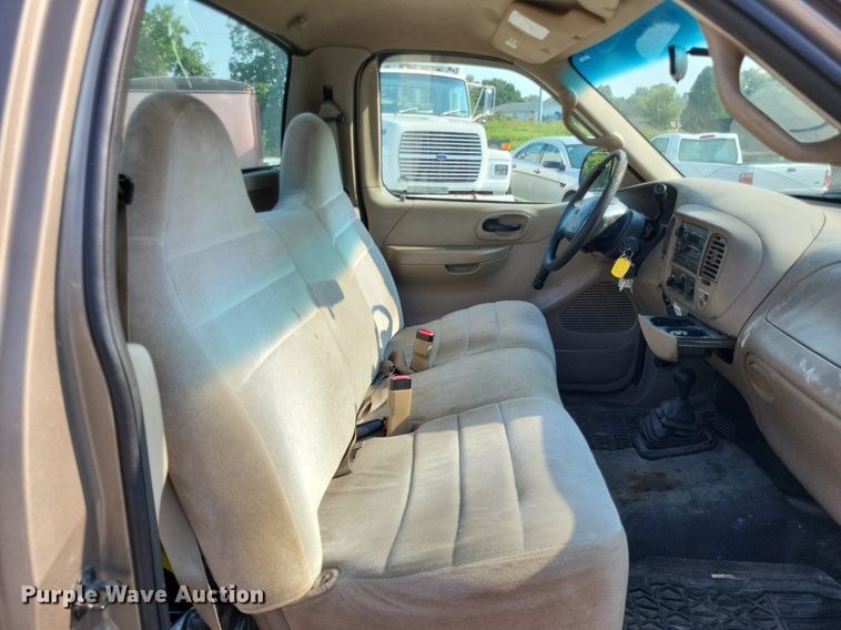 image for item LS9737 2001 Ford F150 XL  pickup truck