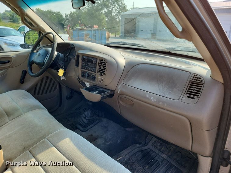 image for item LS9737 2001 Ford F150 XL  pickup truck