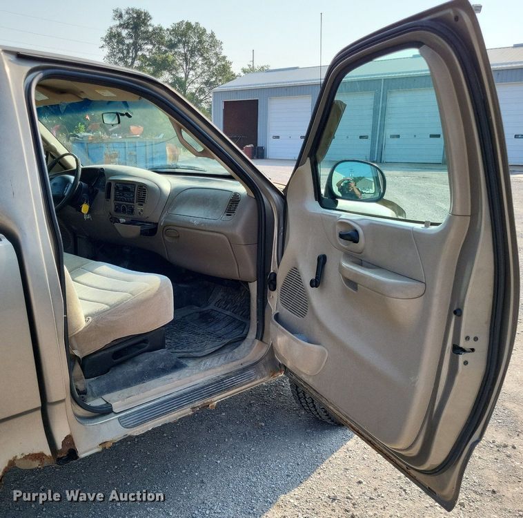 image for item LS9737 2001 Ford F150 XL  pickup truck