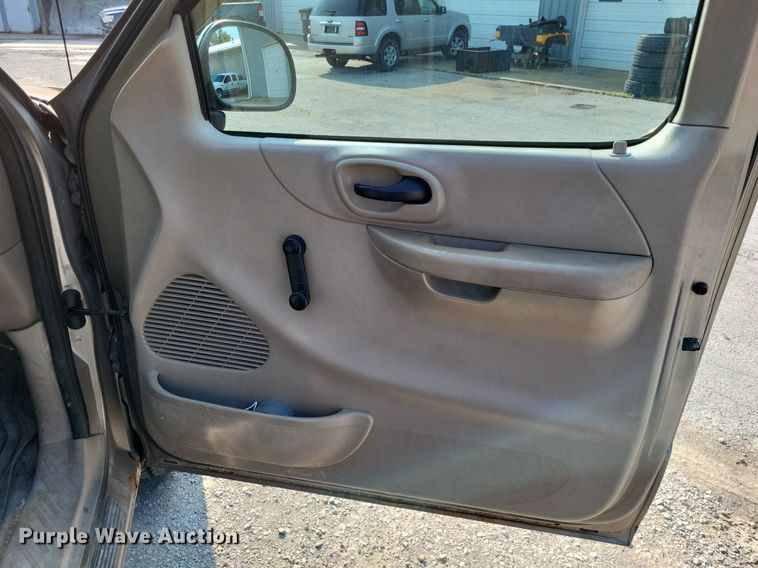 image for item LS9737 2001 Ford F150 XL  pickup truck