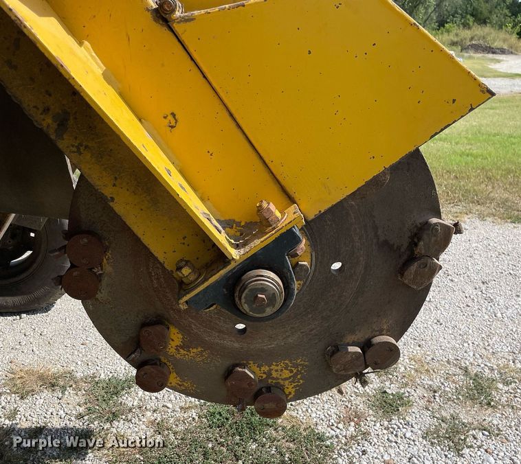 image for item LV9851 Vermeer 665  stump grinder