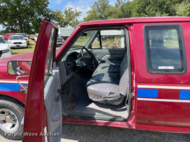 image for item LV9855 1994 Ford F150 XL  SuperCab pickup truck