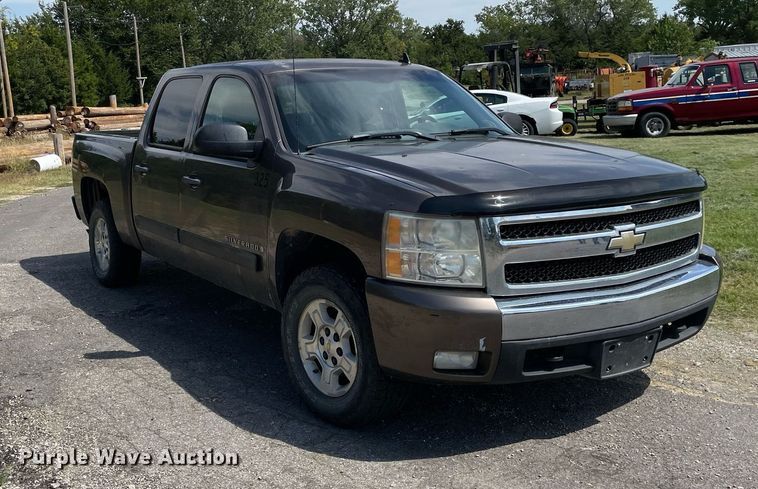 image for item LV9856 2007 Chevrolet Silverado 1500  Crew Cab pickup truck