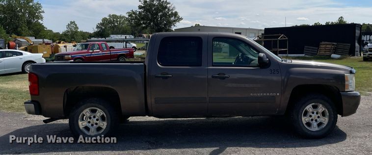 image for item LV9856 2007 Chevrolet Silverado 1500  Crew Cab pickup truck