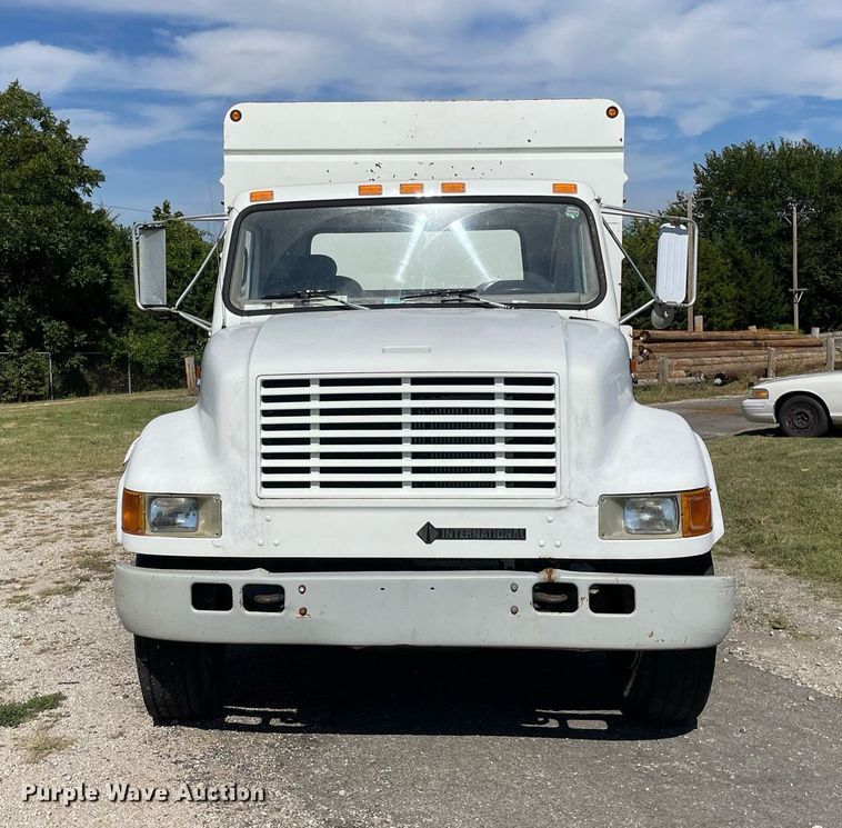 image for item LV9858 1999 International 4700  chipper truck