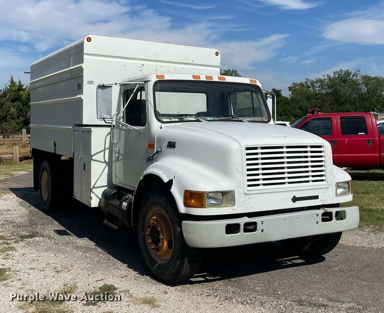 image for item LV9858 1999 International 4700  chipper truck