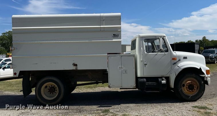 image for item LV9858 1999 International 4700  chipper truck