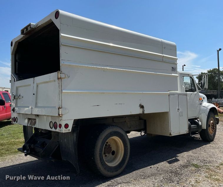 image for item LV9858 1999 International 4700  chipper truck