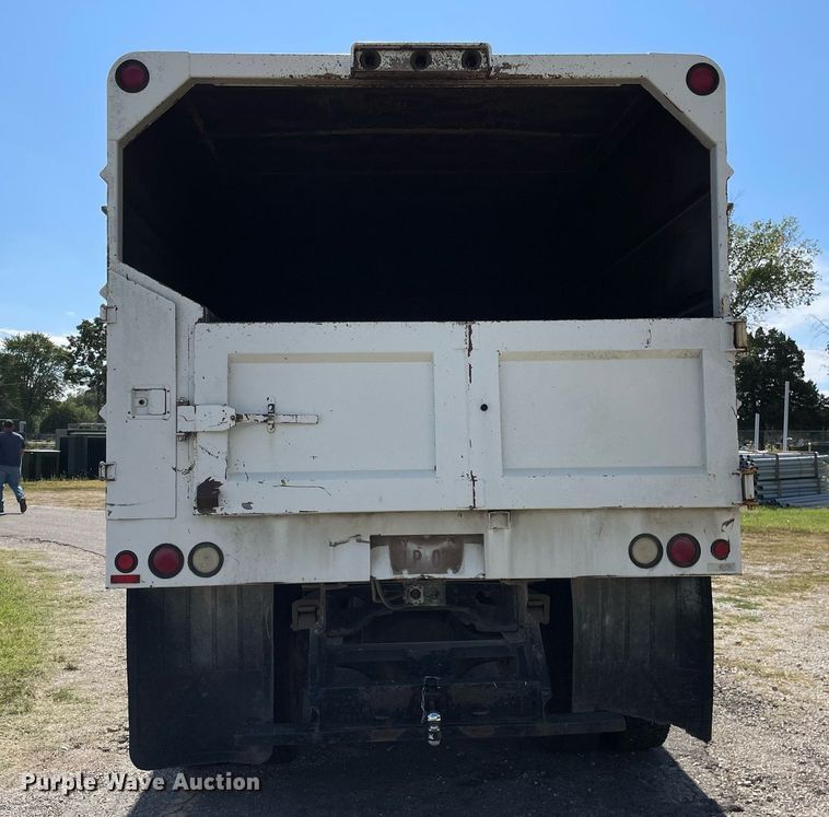 image for item LV9858 1999 International 4700  chipper truck