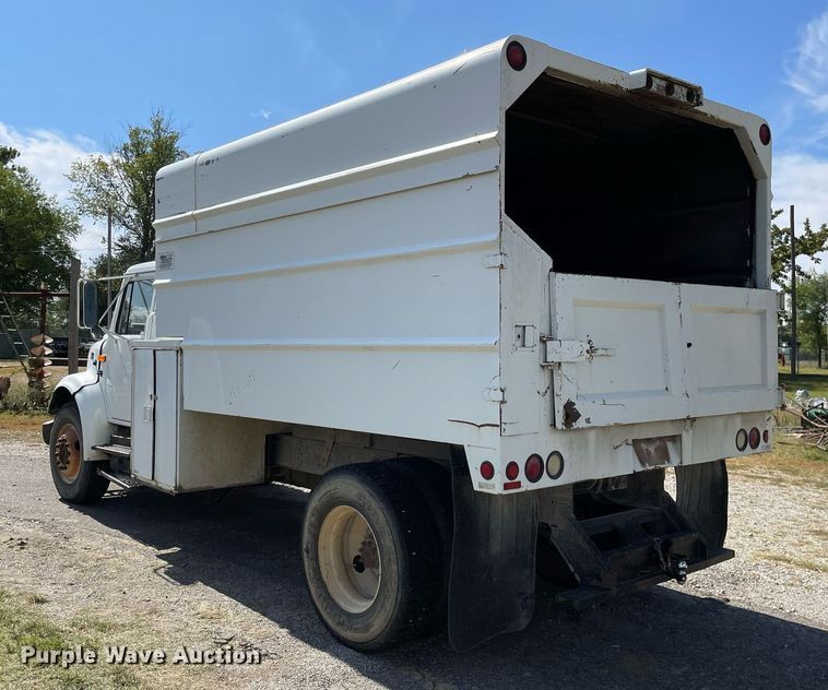 image for item LV9858 1999 International 4700  chipper truck