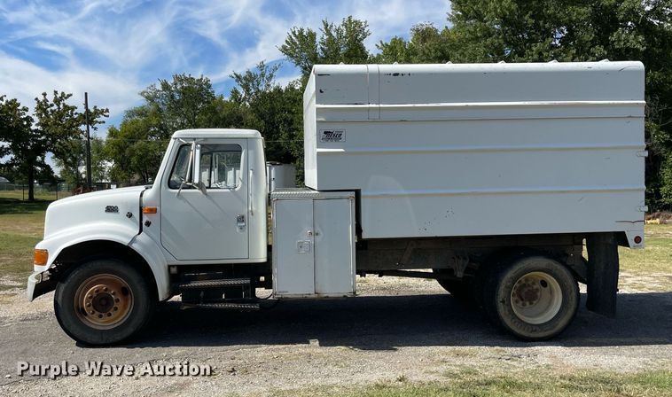 image for item LV9858 1999 International 4700  chipper truck