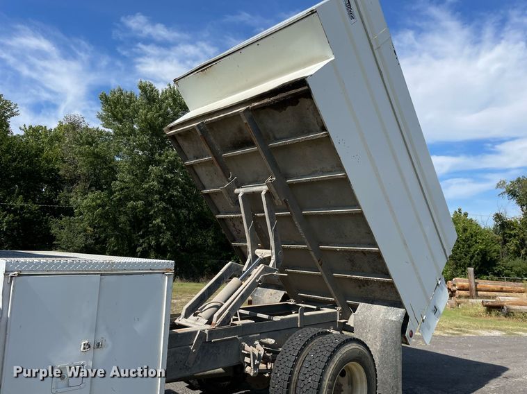 image for item LV9858 1999 International 4700  chipper truck