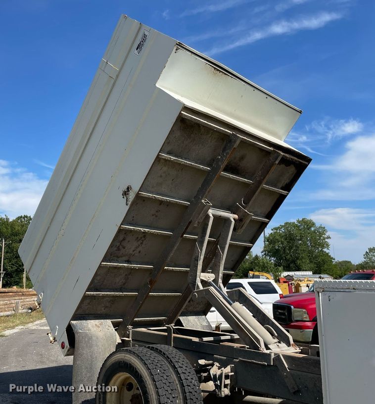 image for item LV9858 1999 International 4700  chipper truck