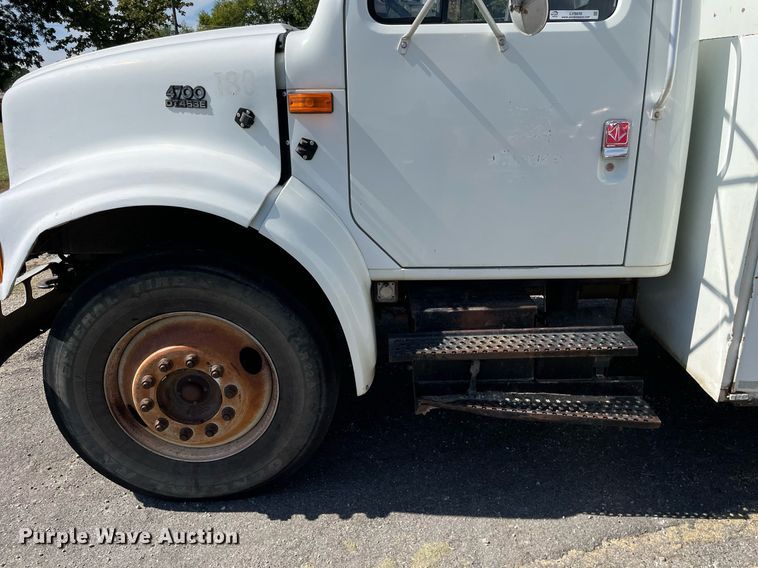 image for item LV9858 1999 International 4700  chipper truck