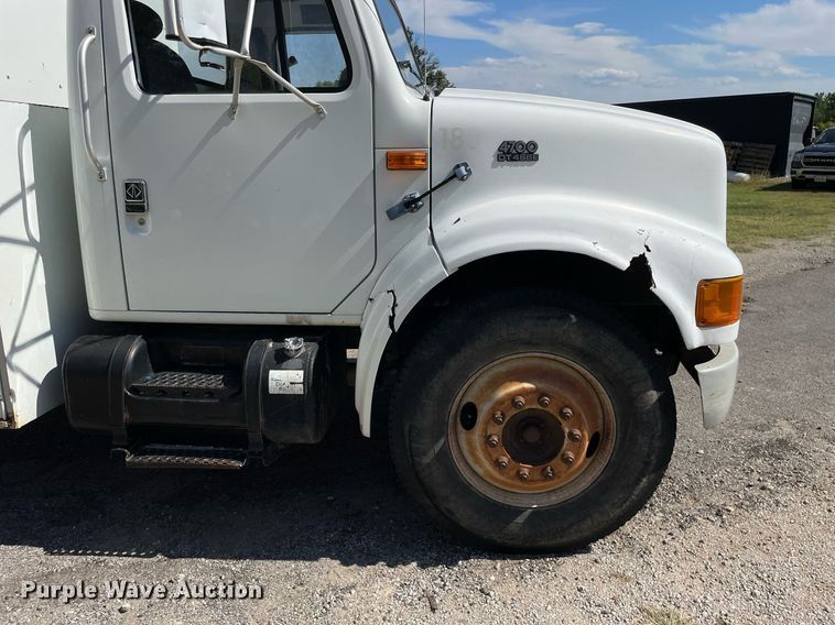 image for item LV9858 1999 International 4700  chipper truck