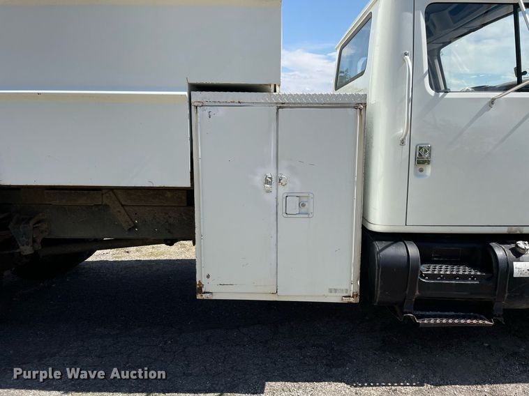 image for item LV9858 1999 International 4700  chipper truck