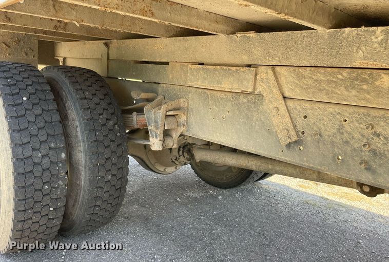 image for item LV9858 1999 International 4700  chipper truck