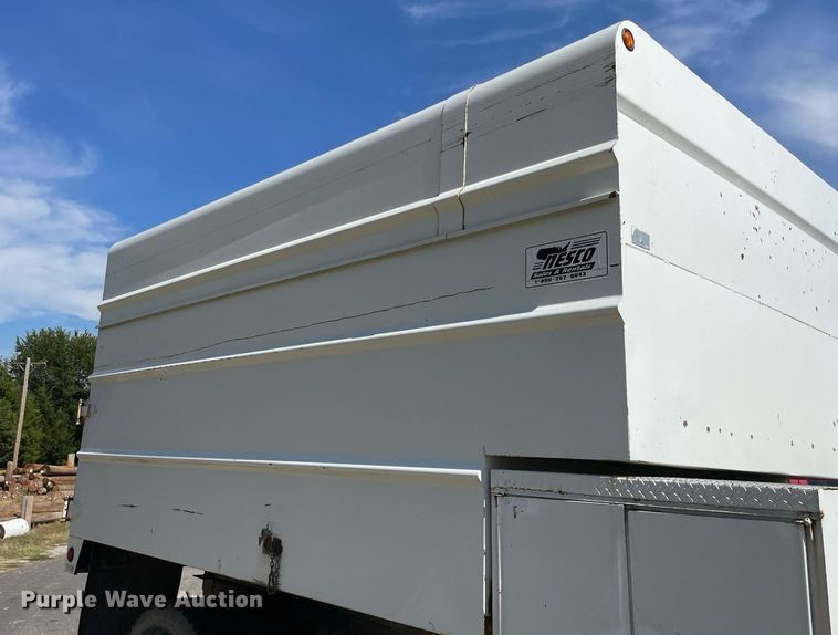 image for item LV9858 1999 International 4700  chipper truck