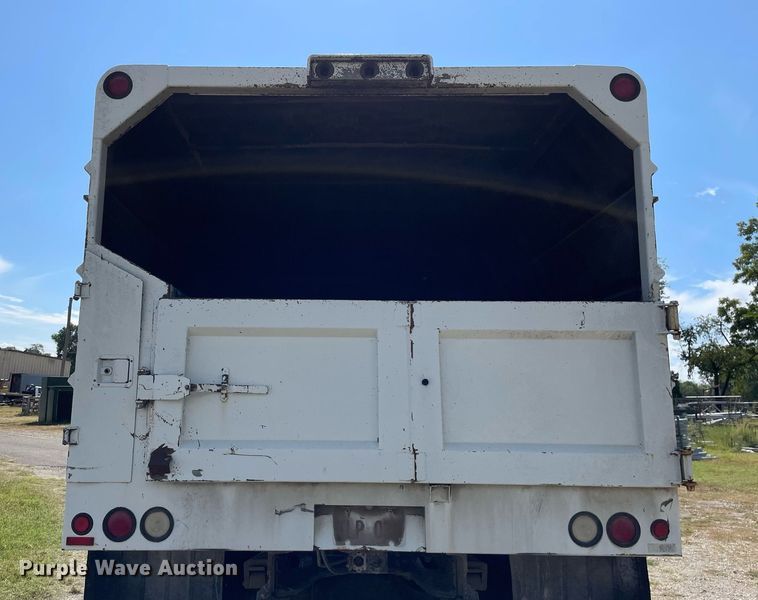 image for item LV9858 1999 International 4700  chipper truck