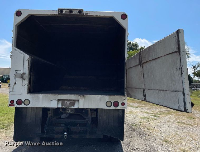 image for item LV9858 1999 International 4700  chipper truck