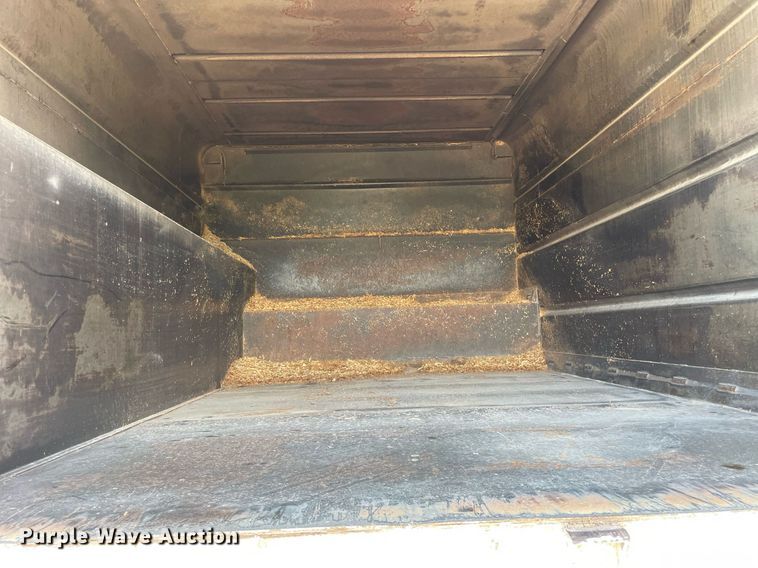 image for item LV9858 1999 International 4700  chipper truck