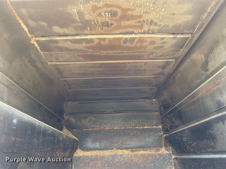 image for item LV9858 1999 International 4700  chipper truck