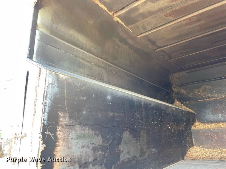 image for item LV9858 1999 International 4700  chipper truck