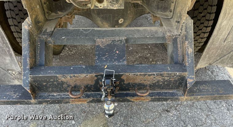 image for item LV9858 1999 International 4700  chipper truck