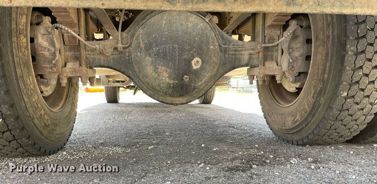 image for item LV9858 1999 International 4700  chipper truck