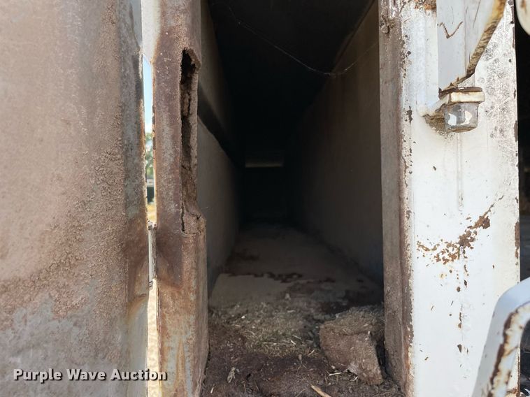 image for item LV9858 1999 International 4700  chipper truck