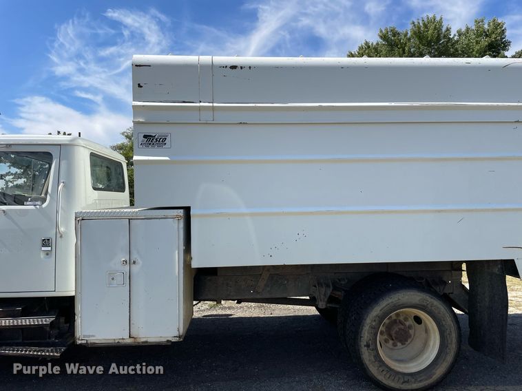 image for item LV9858 1999 International 4700  chipper truck