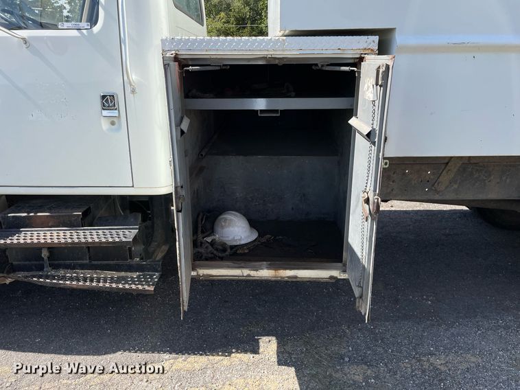 image for item LV9858 1999 International 4700  chipper truck