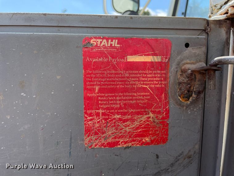 image for item LV9858 1999 International 4700  chipper truck