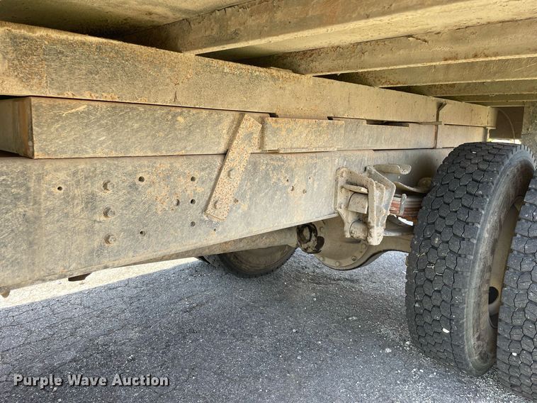 image for item LV9858 1999 International 4700  chipper truck