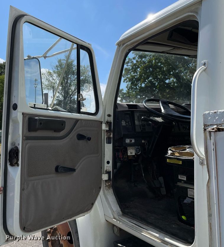 image for item LV9858 1999 International 4700  chipper truck