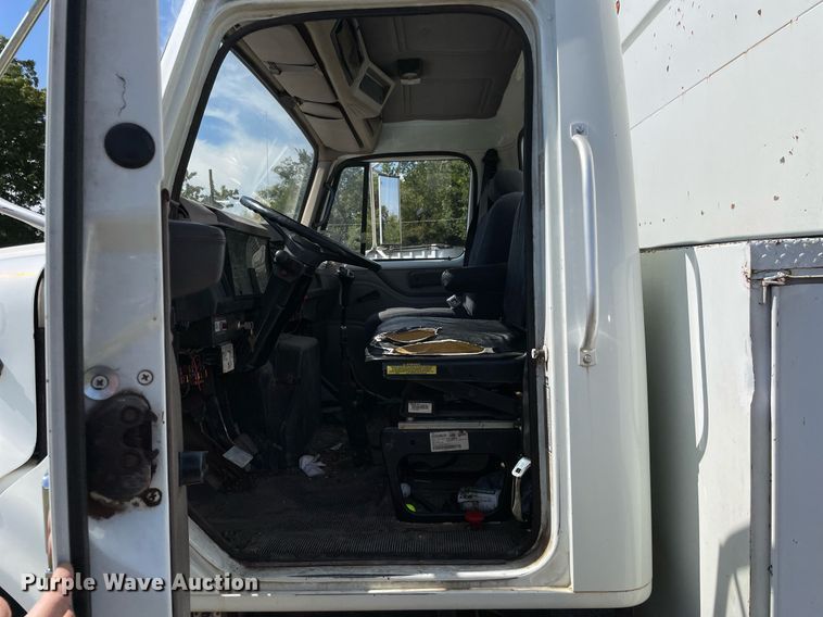 image for item LV9858 1999 International 4700  chipper truck