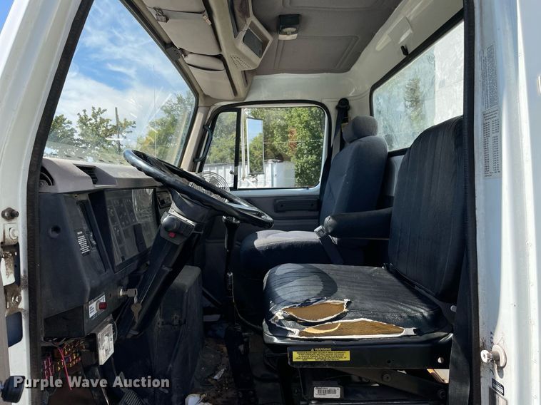 image for item LV9858 1999 International 4700  chipper truck