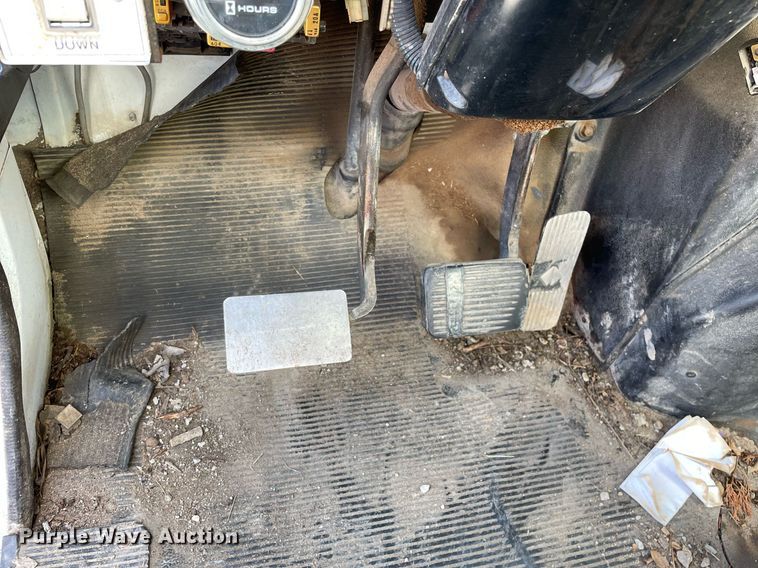 image for item LV9858 1999 International 4700  chipper truck