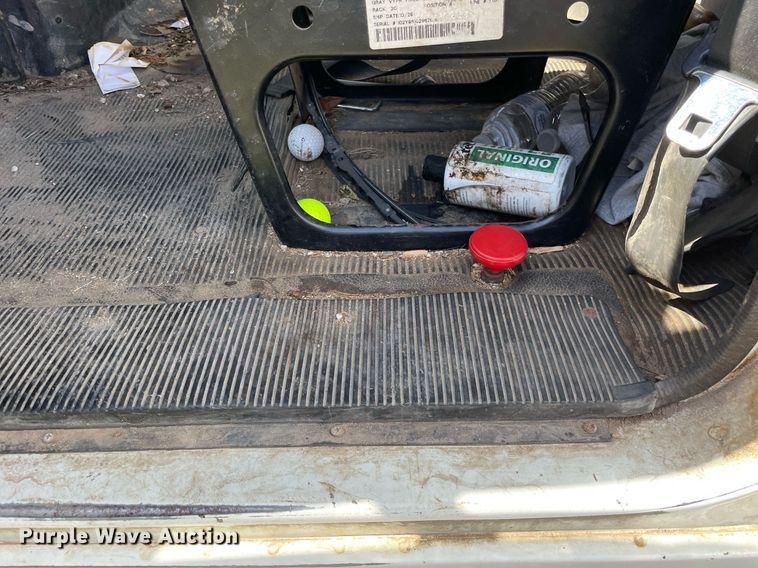 image for item LV9858 1999 International 4700  chipper truck