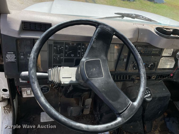 image for item LV9858 1999 International 4700  chipper truck