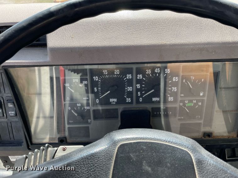 image for item LV9858 1999 International 4700  chipper truck