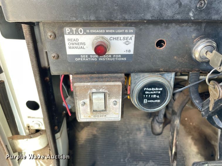 image for item LV9858 1999 International 4700  chipper truck