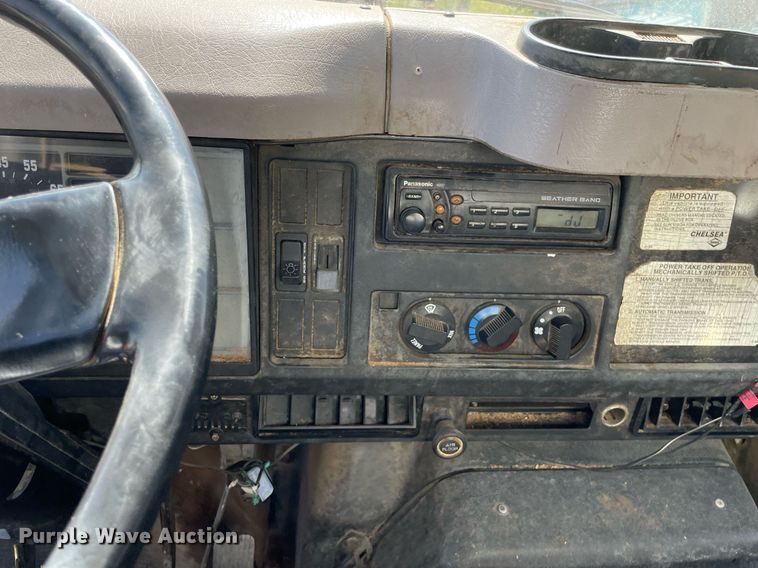 image for item LV9858 1999 International 4700  chipper truck