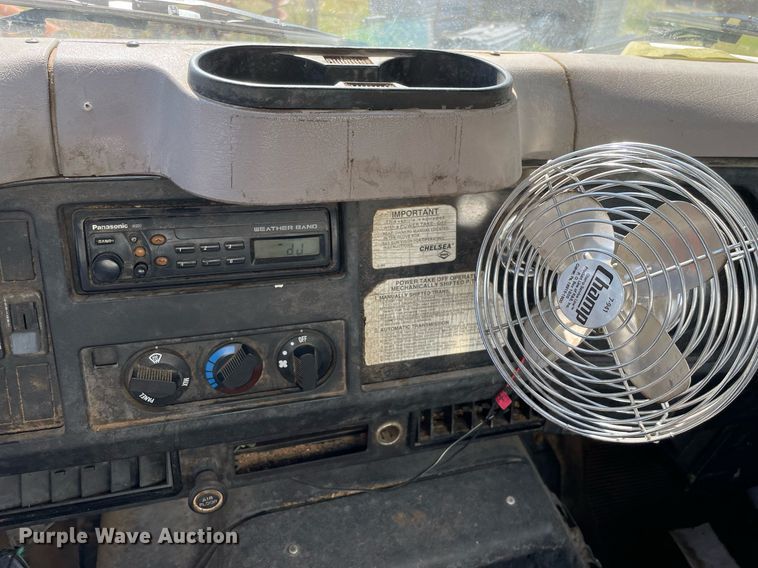 image for item LV9858 1999 International 4700  chipper truck