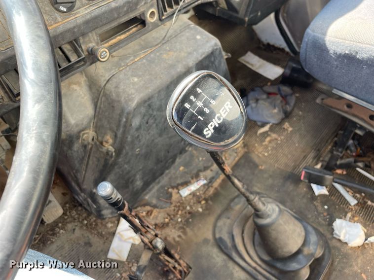 image for item LV9858 1999 International 4700  chipper truck