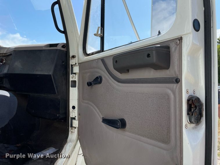 image for item LV9858 1999 International 4700  chipper truck